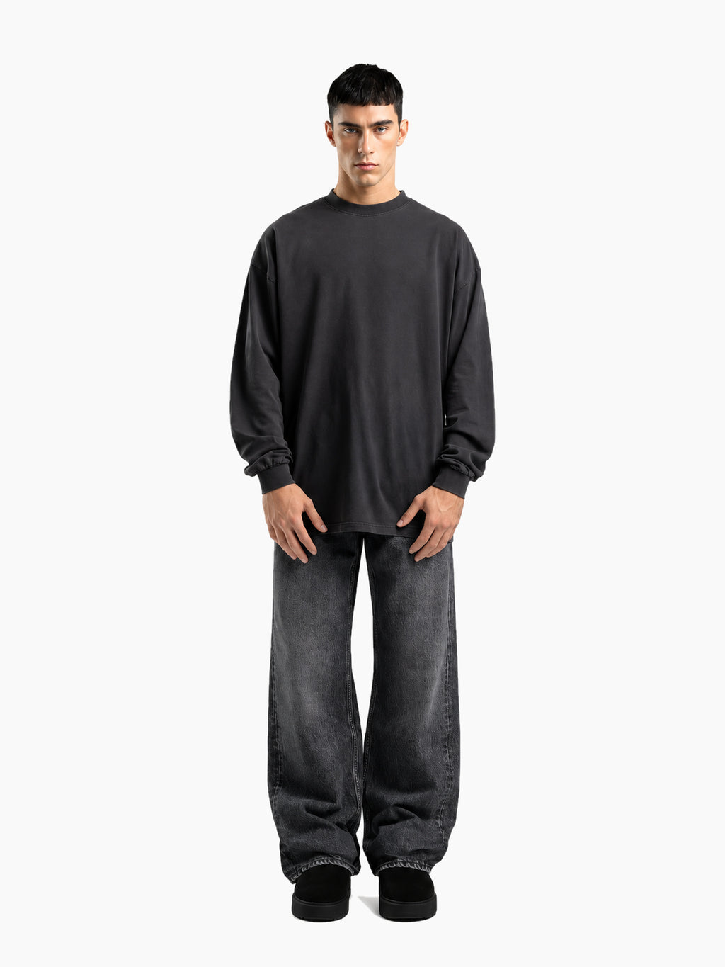Jean denim unisexe noir délavé porté homme - face