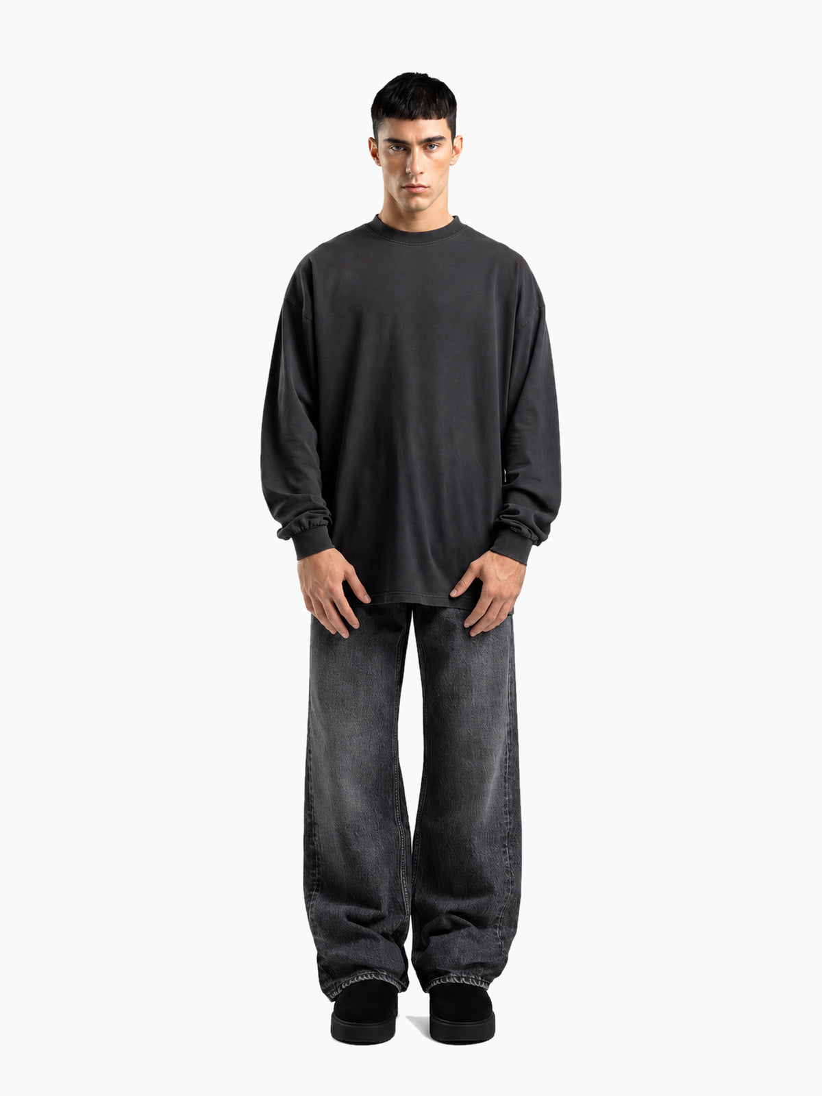 Jean denim unisexe noir délavé porté homme - face