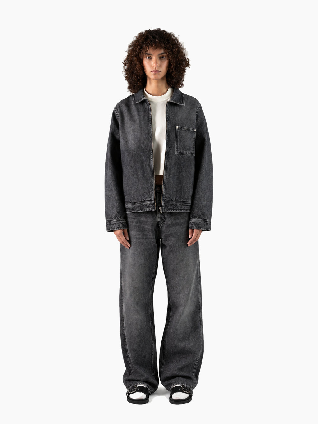 Jean denim unisexe noir délavé porté femme - face