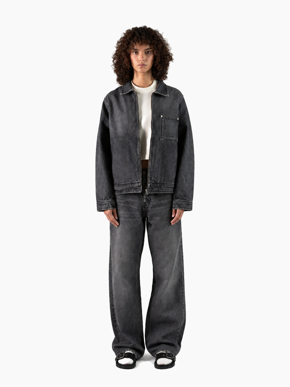 Jean denim unisexe noir délavé porté femme - face