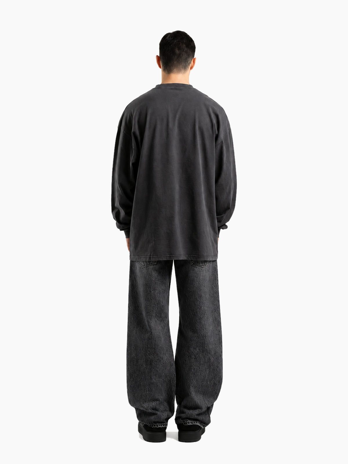 Jean denim unisexe noir délavé porté homme - dos