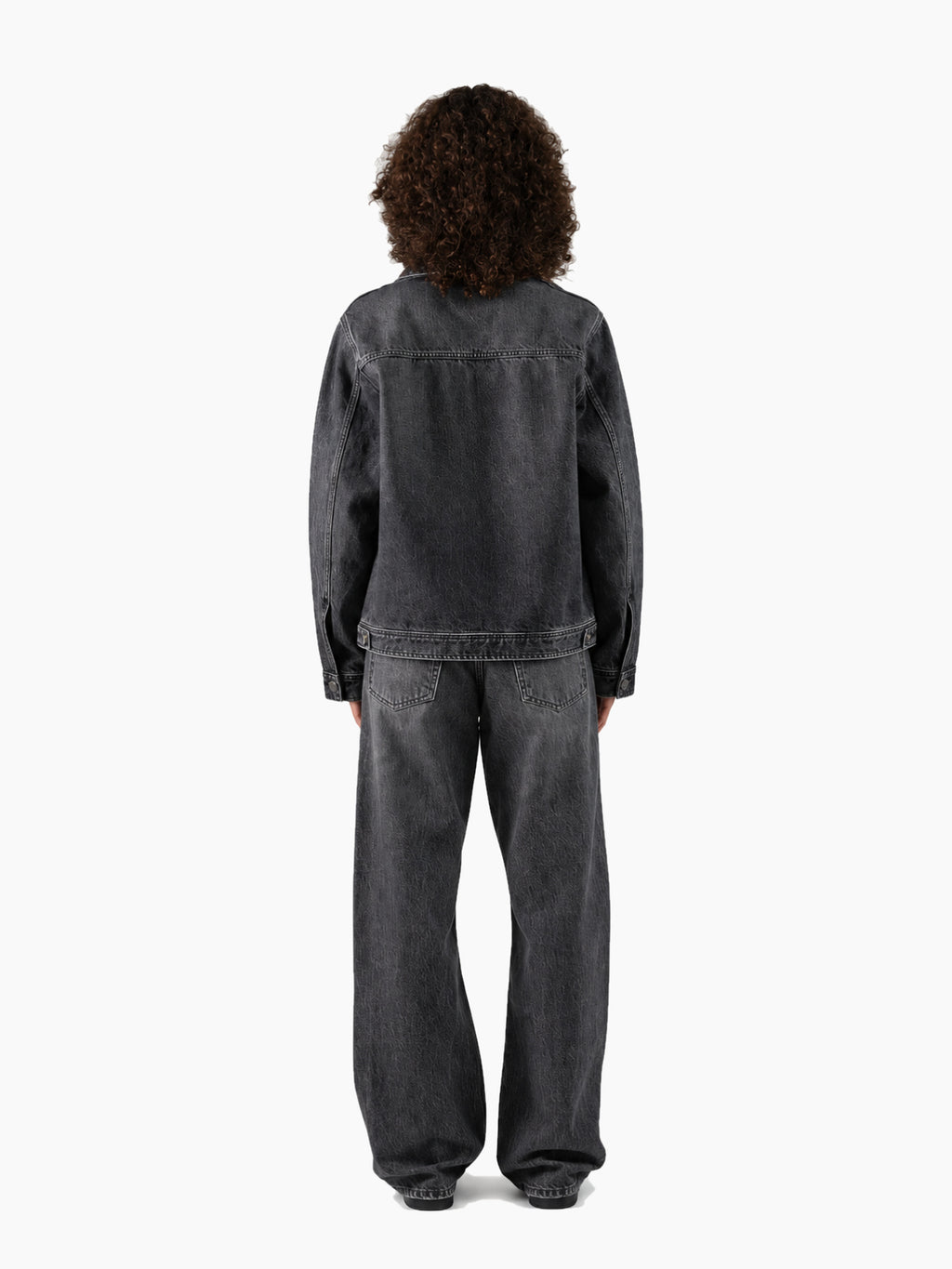 Jean denim unisexe noir délavé porté femme - dos