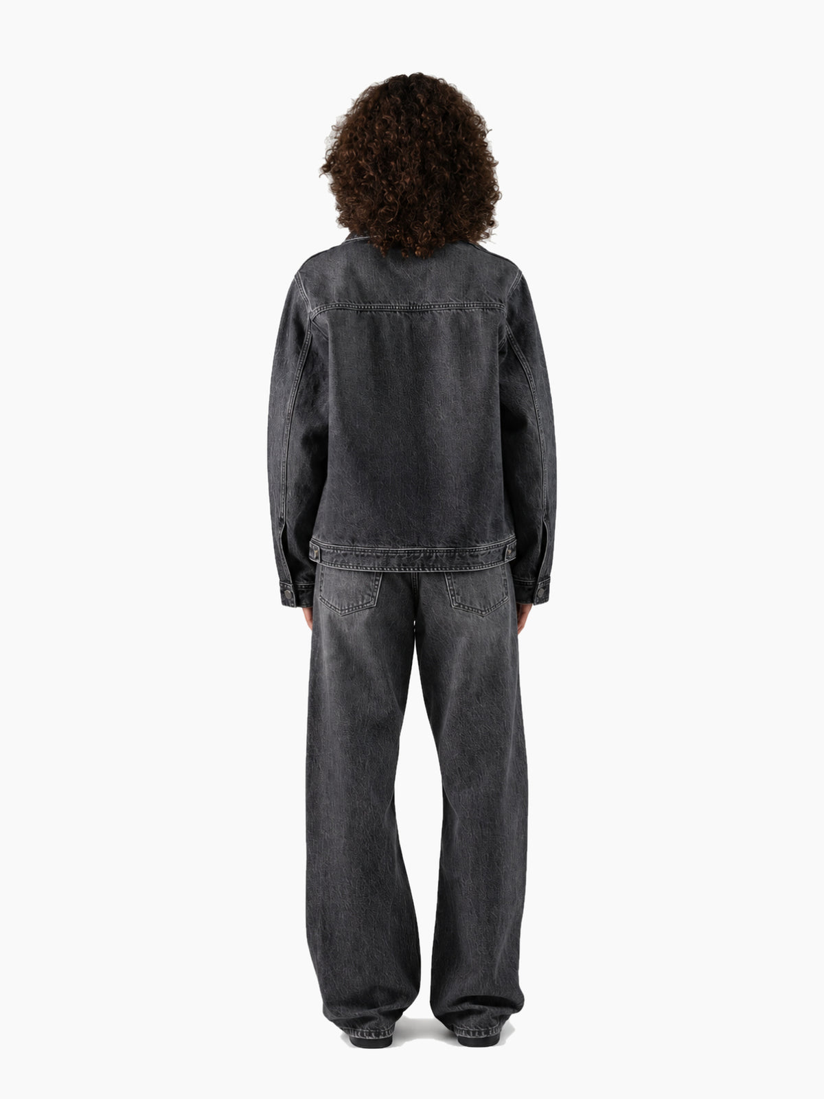 Jean denim unisexe noir délavé porté femme - dos