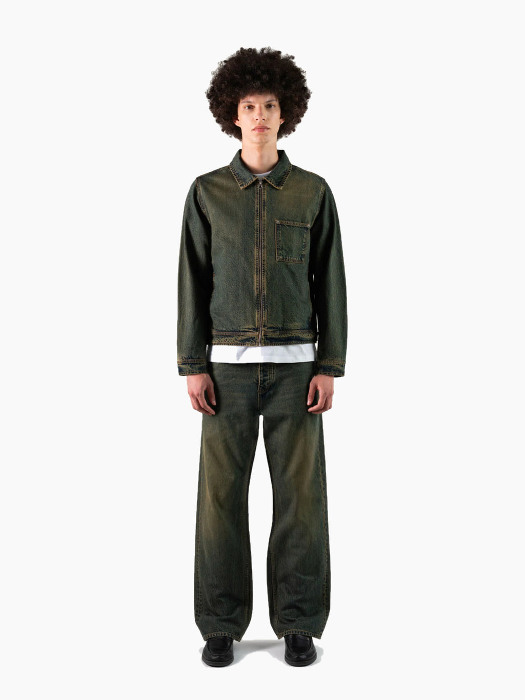 Jean denim unisexe vert olive délavé porté homme - face