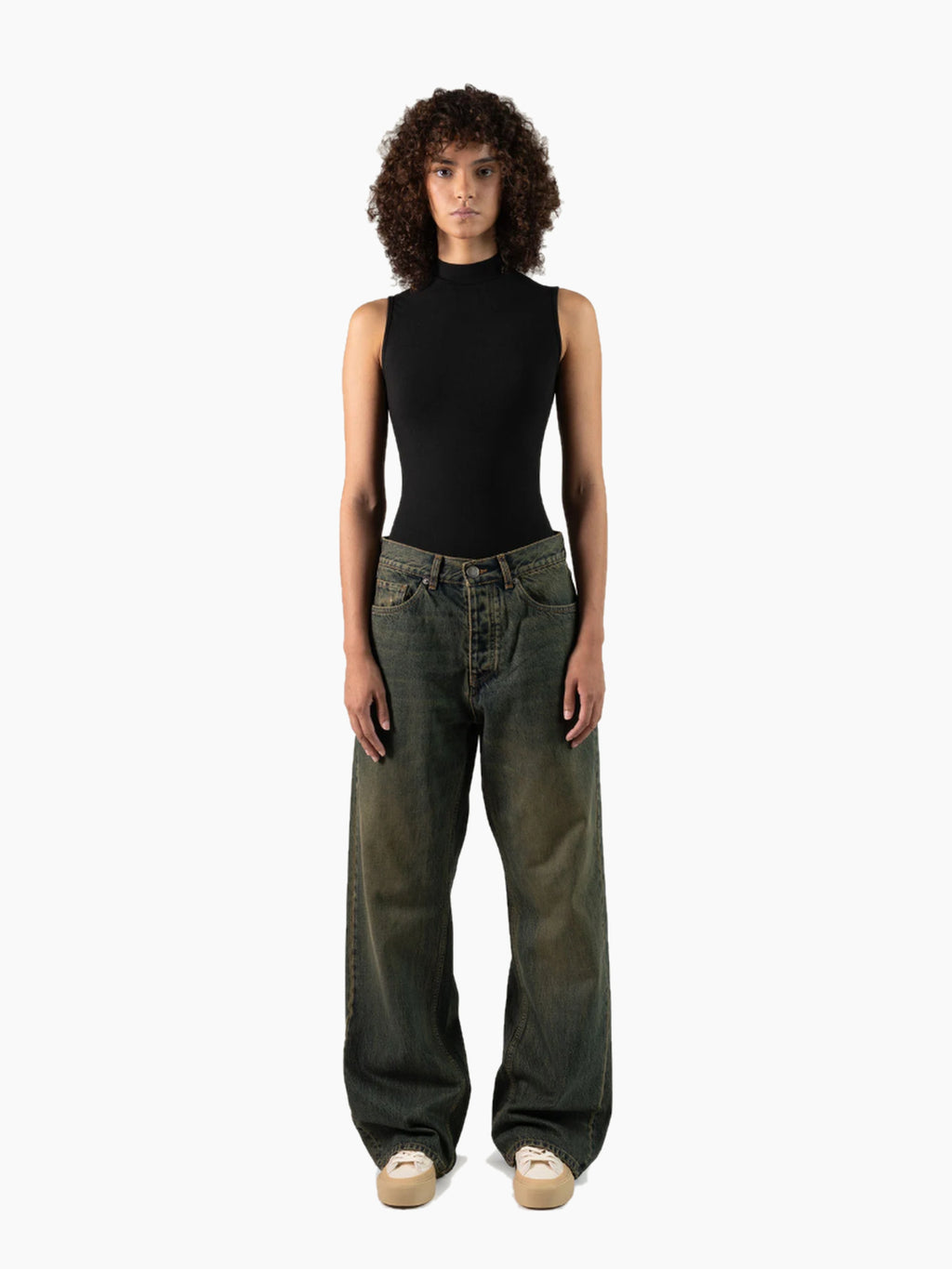 Jean denim unisexe vert olive délavé porté femme - face