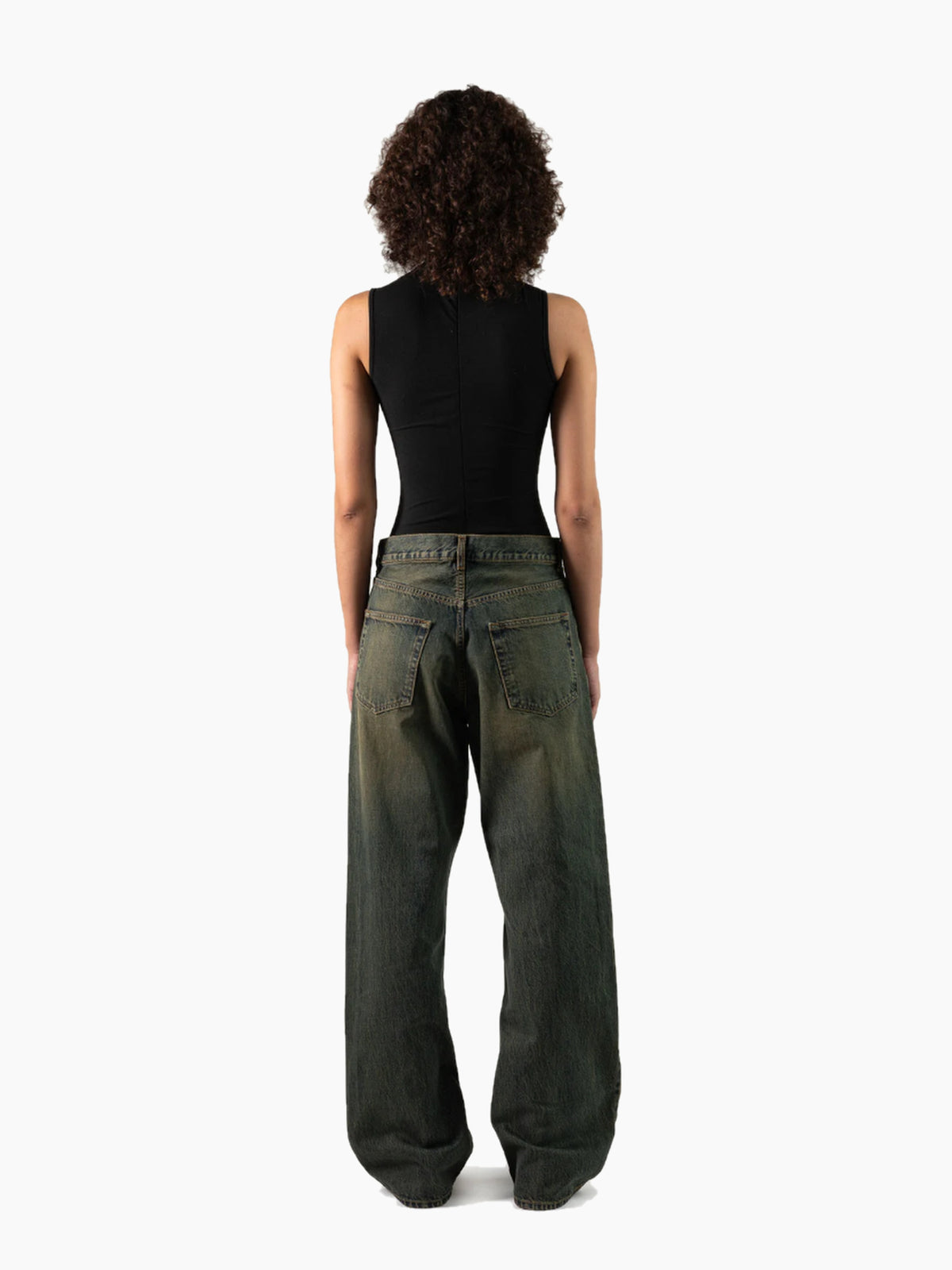 Jean denim unisexe vert olive délavé porté femme - dos