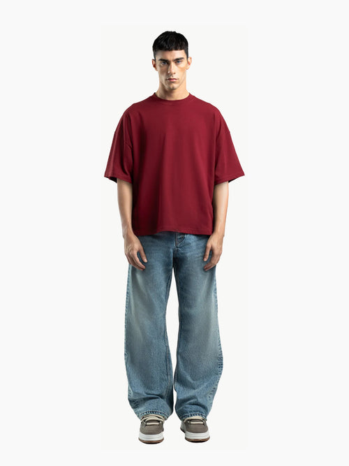 Jean unisexe loose fit en denim 15 oz – Bleu moyen — Porté homme de face