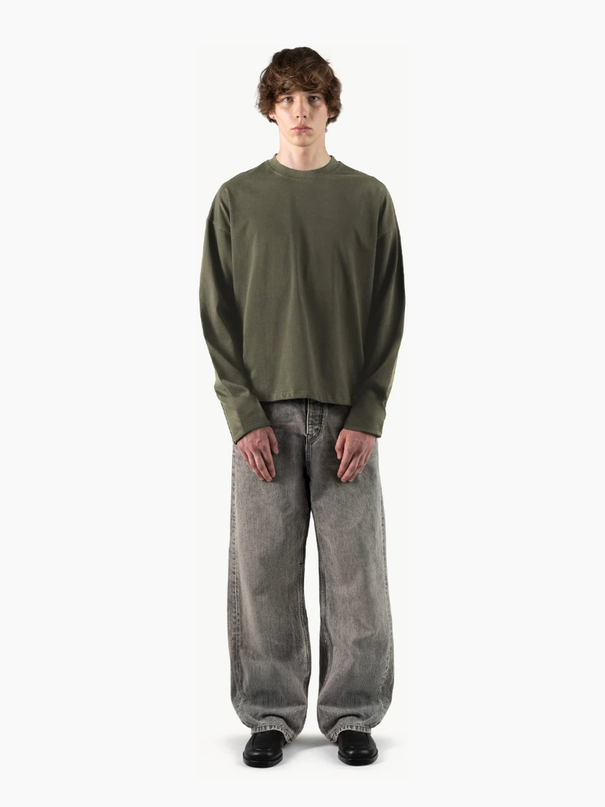 T-shirt unisexe manches longues en coton biologique 240 g/m² – Olive vintage — Porté de face
