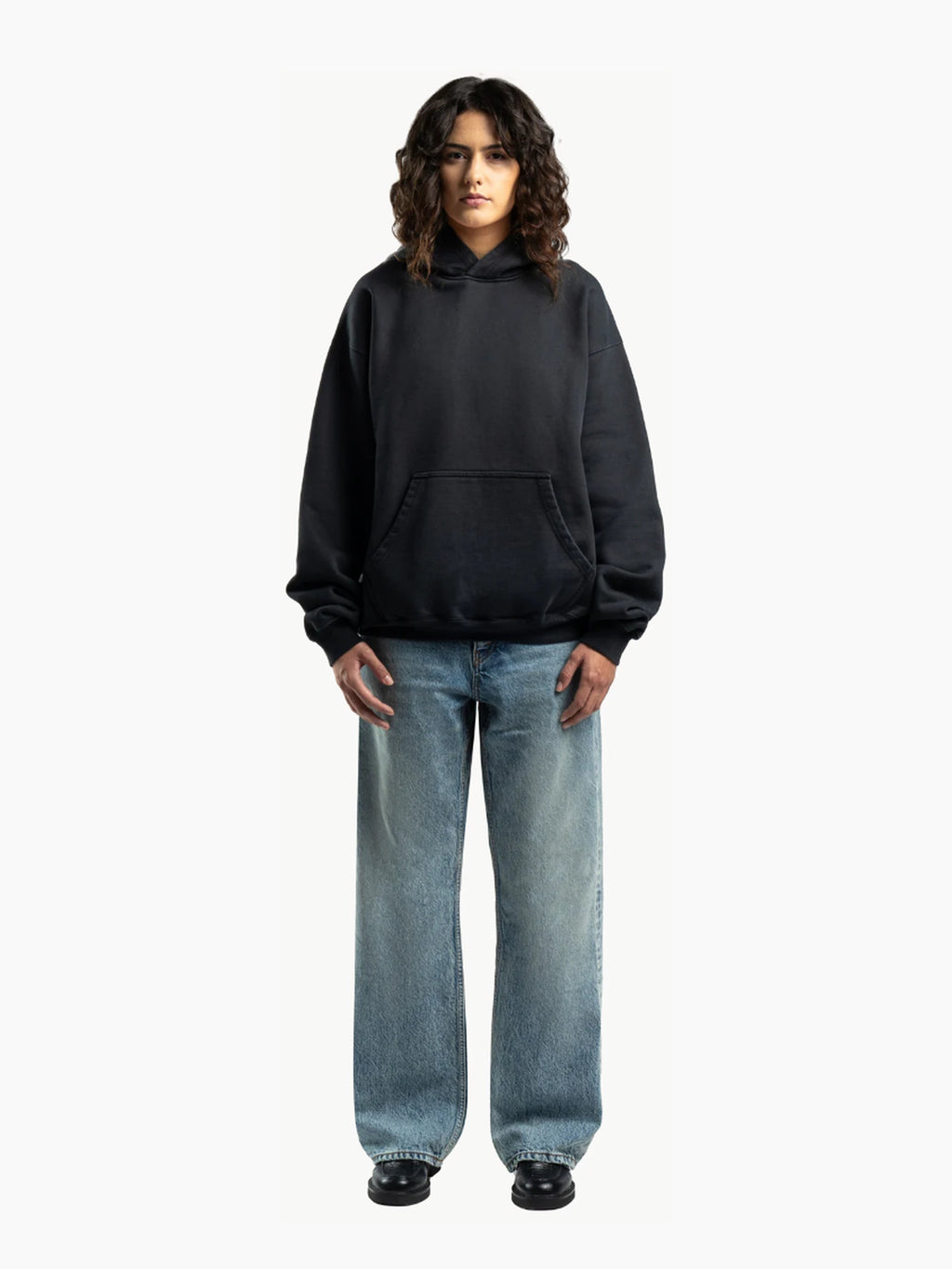 Jean unisexe loose fit en denim 15 oz – Bleu moyen — Porté femme de face