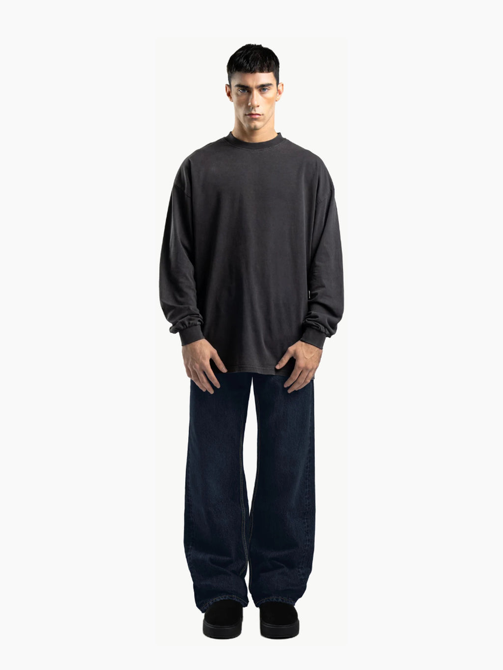 Jean unisexe loose fit en denim 15 oz – Indigo — Porté de face