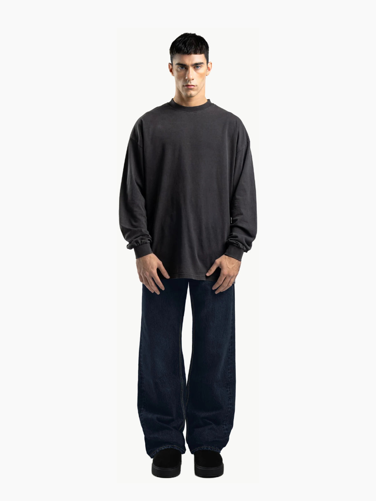 Jean unisexe loose fit en denim 15 oz – Indigo — Porté de face