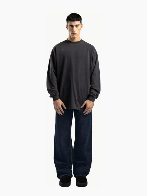 Jean unisexe loose fit en denim 15 oz – Indigo — Porté de face