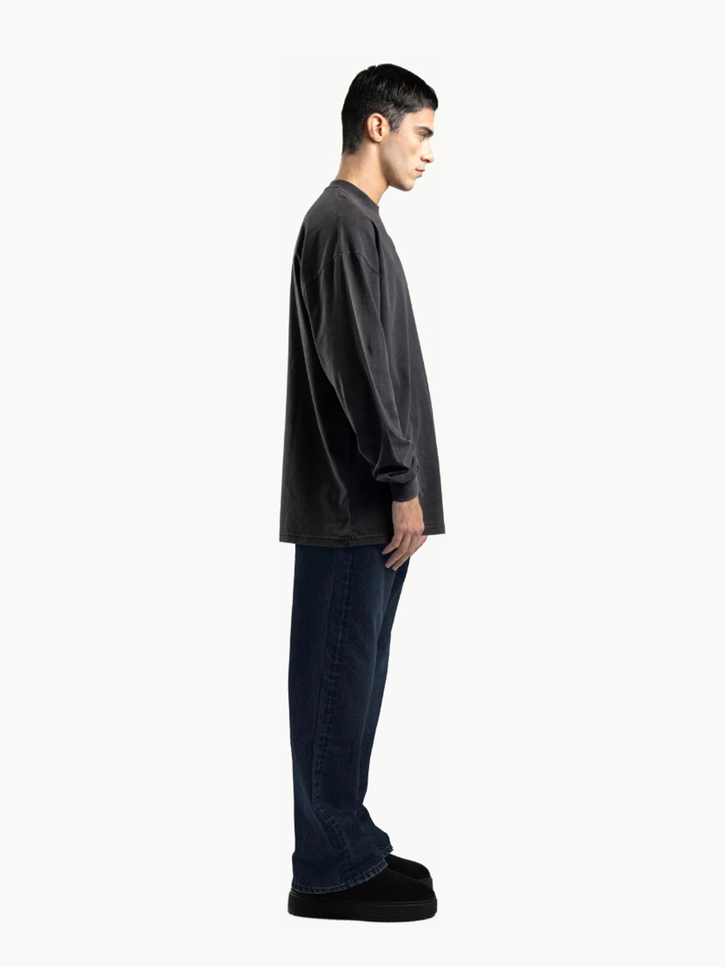Jean unisexe loose fit en denim 15 oz – Indigo — Porté de profil