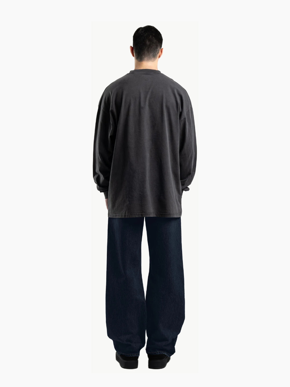 Jean unisexe loose fit en denim 15 oz – Indigo — Porté de dos